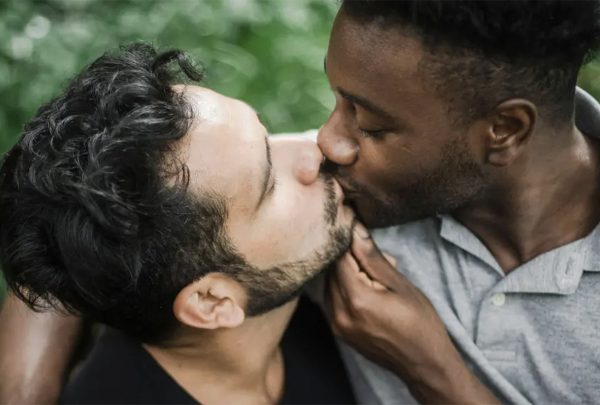 El arte de la mirada y el silencio: las reglas no escritas de los bares de cruising